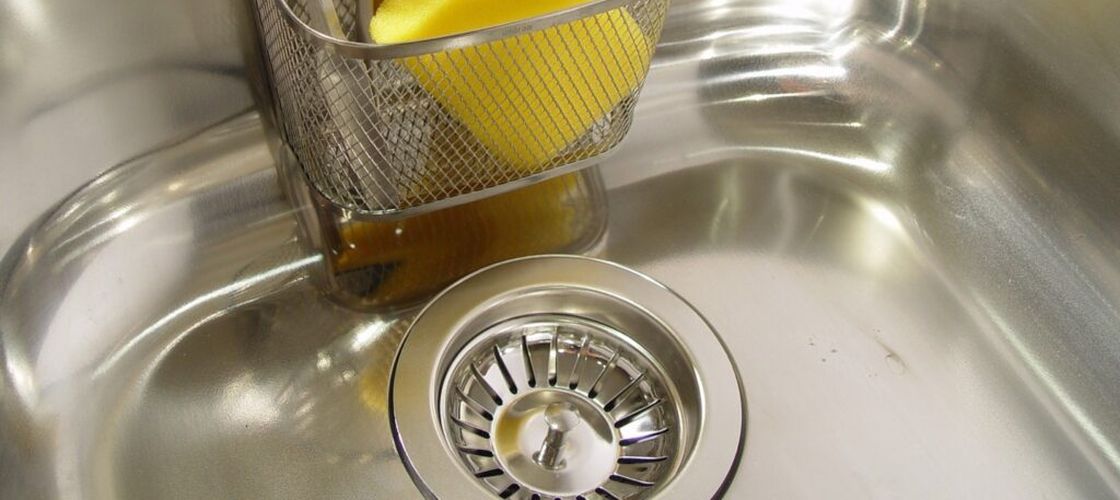 De ce miroase urât chiuveta din bucătărie și cum rezolvi problema / Soluții simple care funcționează