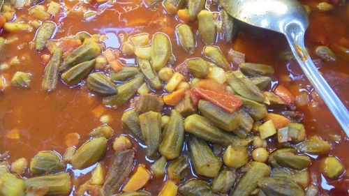 Lantulalimentar.ro în Piața Amzei – București: Un turc din orașul Mersin pune pe masa clienților carne de vită tranșată în Vrancea și gătită de un bucătar sosit din Adana