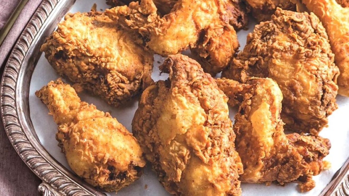 Louisiana chicken, o rețetă de pui din gastronomia creolă a sudului Statelor Unite. Este un preparat condimentat, cu sos, și se servește cu orez, cartofi sau porumb, ideal la masa de duminică