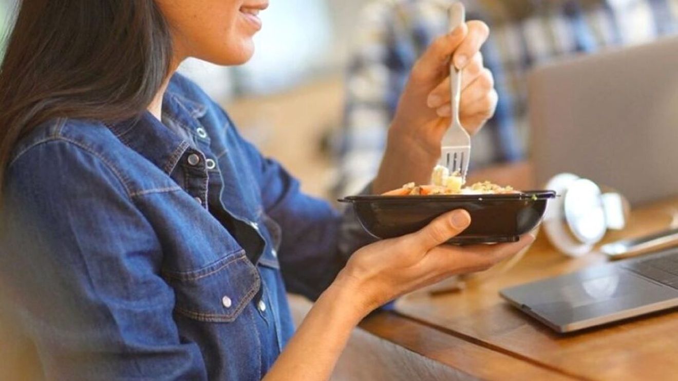 Adio, paste? Cum au rezolvat italienii problema mesei de prânz la serviciu, fără să renunțe la plăcere. Tot mai mulți aleg preparate gata de consum dar sănătoase