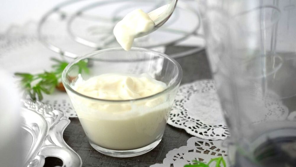 ABC în bucătărie. Cum poți prepara pentru salata boeuf de Crăciun maioneză rapidă, care nu riscă să se taie și să nu iasă și are și mai puține calorii