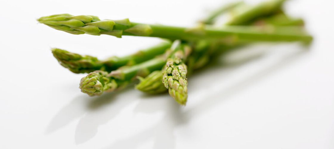 Greșeala pe care o fac mulți când gătesc sparanghelul. De ce uneori iese perfect, iar alteori e fibros?