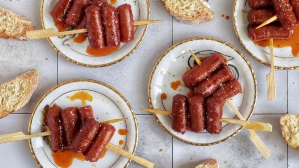 Cârnăciori cu cidru se prepară în câteva minute și se pot lua la pachet împreună cu crackeri sau grisine/ Un mic dejun sau o gustare super ușor de făcut și mâncat