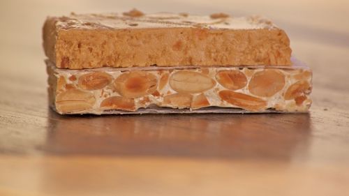 Autenticitatea desertului tradițional spaniol „turrón”, amenințată de migdalele americane? / Deși este fabricat în Alicante, marile companii aleg adesea să folosească migdale din Statele Unite, cel mai mare producător mondial: „Pare o înșelătorie față de consumator”