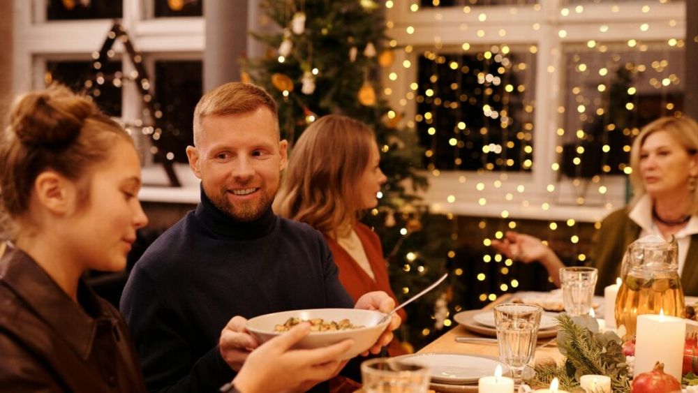 Cum să îți revii după cina de Crăciun, dacă ai exagerat cu mâncarea / O nutriționistă te sfătuiește să mănânci fructe, cereale, iaurt și proteine slabe, ca să-ți ajuți digestia