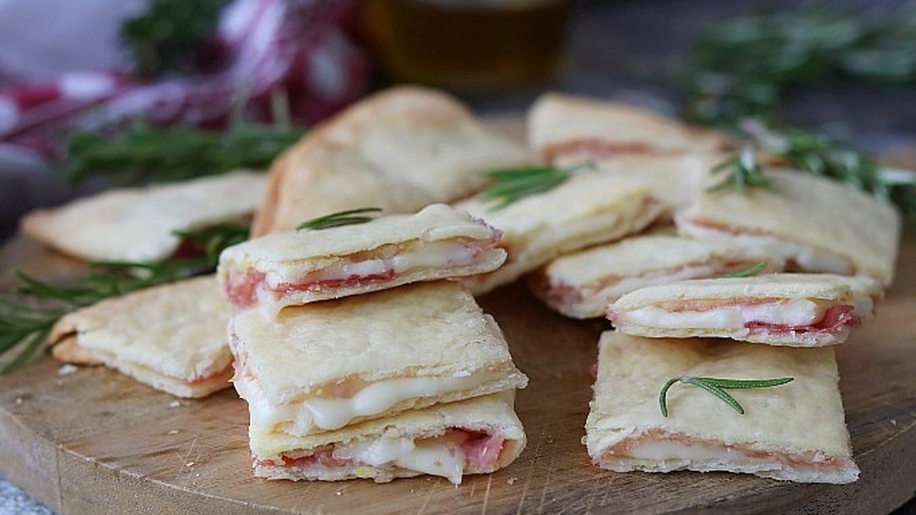 Cum panis. Companaticum numeau latinii tot ceea ce se servea alături de pâine. O formă modernă de companatico: schiacciata cu prosciutto și cașcaval. O rețetă ideală și pentru studenți