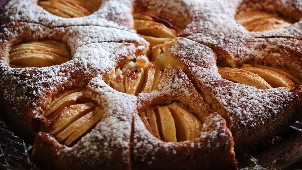 Ceva dulce de duminică/ Tartă de mere cu aluat simplu, cu puțin unt și zahăr dar cu aromă de toamnă. Merge și de luat luni la birou