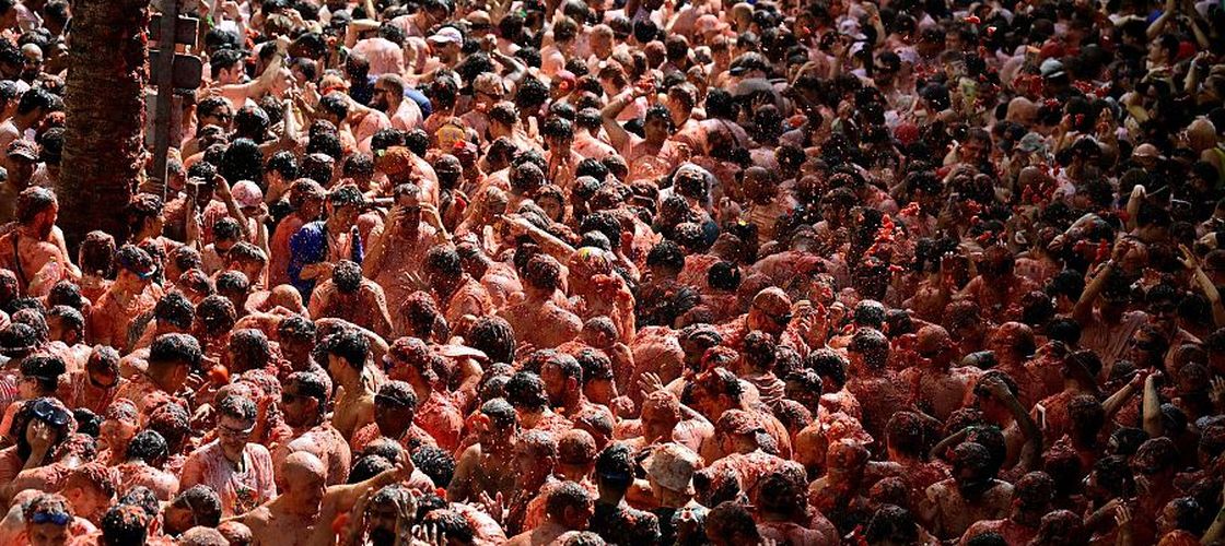 VIDEO FOTO | Tomatina, de la un incident banal în 1945 la cea mai cunoscută sărbătoare din Spania. Câte kilograme de roșii s-au aruncat azi în centrul orașului spaniol Buñol