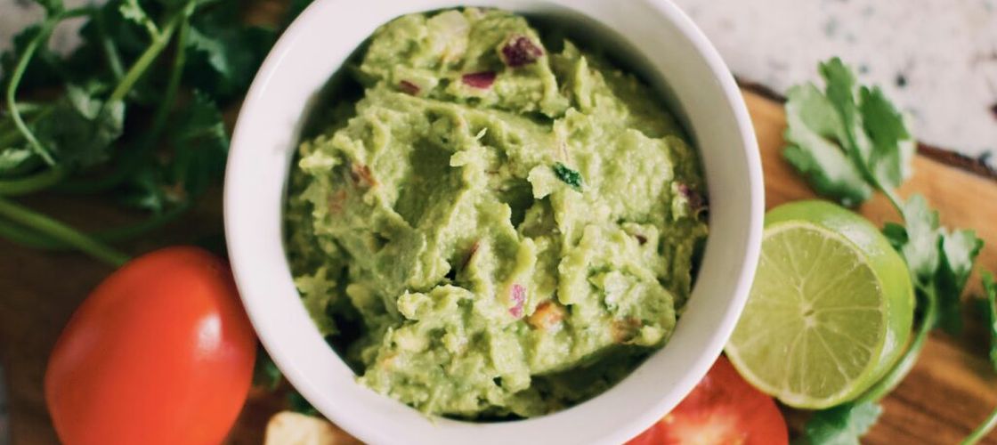 Ingredientul surpriză care transformă complet guacamole / Un bucătar celebru îl numește secretul pentru cea mai cremoasă variantă