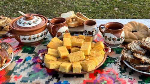 Tradiții culinare din noaptea de Ajun / Etnolog: Se mânca de post până la miezul nopții / Stolnicul, o pâine mare, preparată din aluat de cozonac, era așezată pe masă, pe fân uscat, iar în dimineața de Anul Nou se tăia feliuțe și erau serviți toți membrii familiei VIDEO