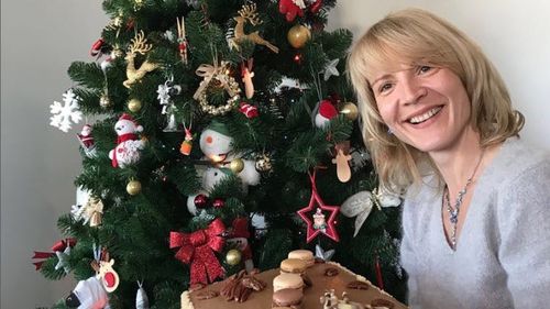 Românca de pe coasta Mediteranei care transformă fiecare tort într-o operă de artă/ „Habar n-aveam să gătesc până am plecat din România, acolo gătea soacra mea. Am ajuns să fac torturi pentru că îmi plac lucrurile bune și frumoase”