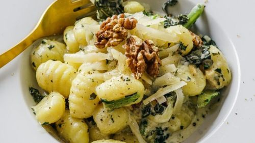 Kale, leguma cu mai mult calciu decât laptele și mai mult fier decât carnea de vită/ Ar trebui să o incluzi în meniul tău, mai ales dacă ții o dietă vegană/ Două rețete simple în care varza kale este vedetă