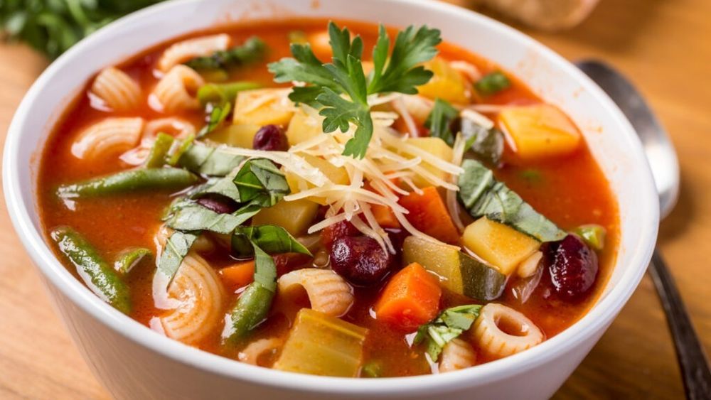Cea mai simplă și rapidă supă minestrone. Rețeta perfectă pentru cei care vor să slăbească / Este excelentă mai ales în sezonul cald