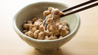 Micul dejun tradițional japonez asociat cu longevitatea / Ce este natto, alimentul fermentat care susține sănătatea intestinului, inimii și oaselor