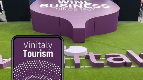 Prima ediție Vinitaly Tourism în cadrul celui mai mare târg de vin din Italia, pentru promovarea turismului viticol. De la „drinking wine” la „living wine”, vinul devine primul criteriu în turismul de experiențe