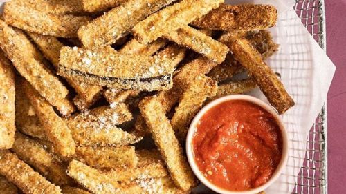 Sticks-uri de vinete, rețetă pentru friteuza cu aer. Se pot găti la fel de bine și la cuptor