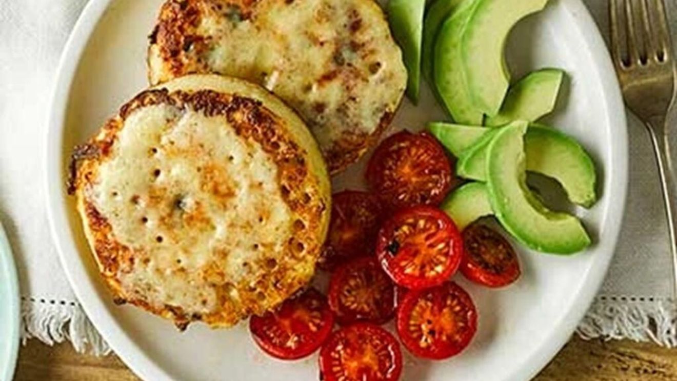 Chifle cu ou și brânză/Este celebra „pâine cu ou” sau „bundás kenyér” din Transilvania/Cu niște brânză și roșii, ai un mic dejun ca la mama acasă