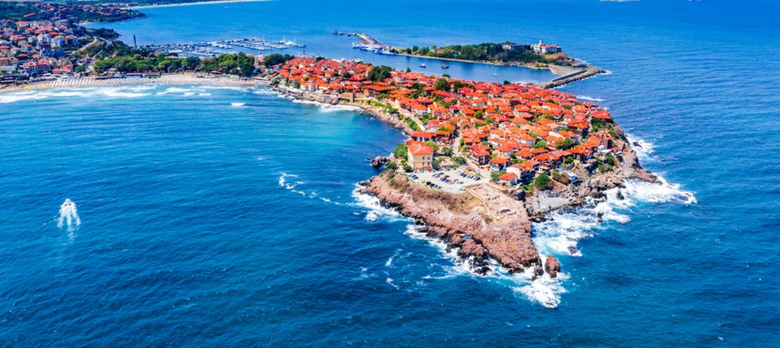 Bere sub 2 euro și mese la 10 euro: orașul de pe litoralul bulgăresc care atrage turiștii britanici / Mulți îl compară cu îl compară cu destinații precum Positano sau Cinque Terre