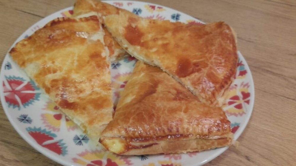 Rețetele Juanitei: Plăcintă rapidă cu brânză, varianta sărată. Cu un pachet de foitaj din magazin o bagi în 5 minute la cuptor. E bună și de pachet pentru prânz