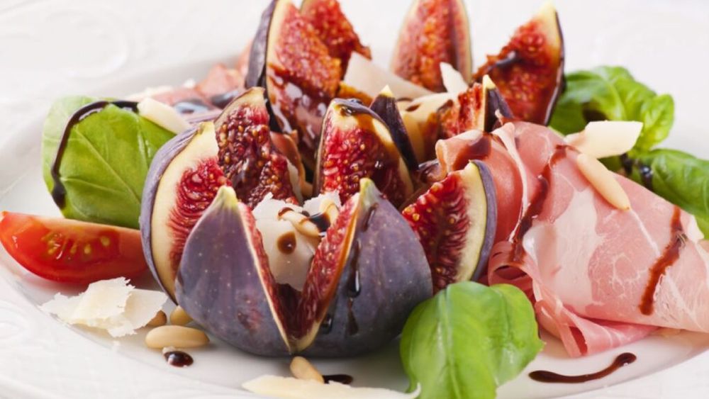 Combinații de fructe și proteine pentru un prânz sau o cină estivală pentru care nu trebuie să gătești nimic