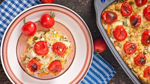 Conopidă gratinată cu roșii și măsline, la cuptor sau chiar la friteuza cu aer cald. Se pot adăuga și paste, pentru un preparat unic