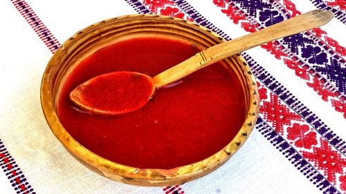 Chisălița, o mâncare simplă din prune care te poate răcori în zilele caniculare/În Oltenia sunt folosite așa numitele ”prune albe”, care se coc timpuriu