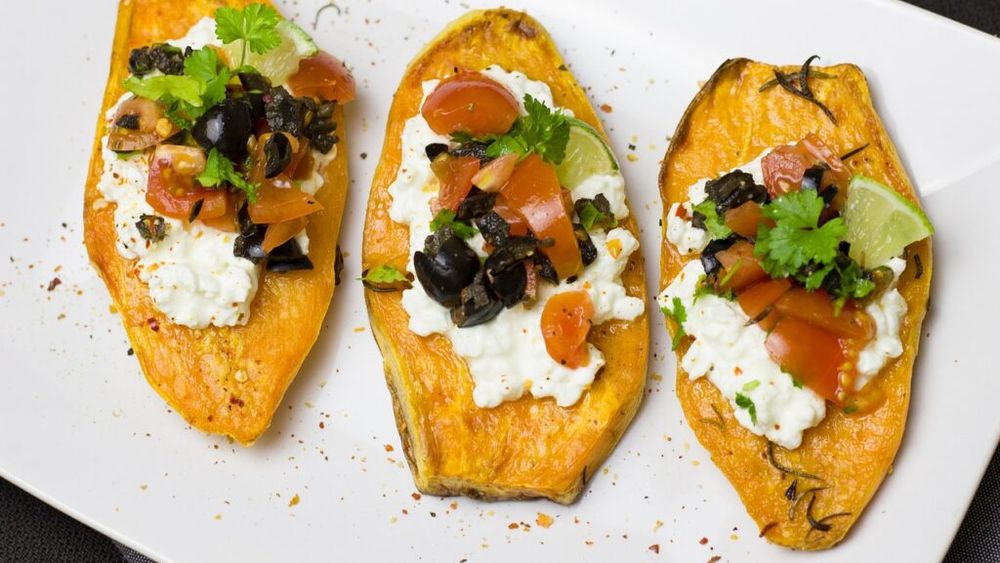Mic dejun fără gluten dar savuros și sănătos. Toast pe felii de cartofi dulci, cu variante de toppinguri la alegere