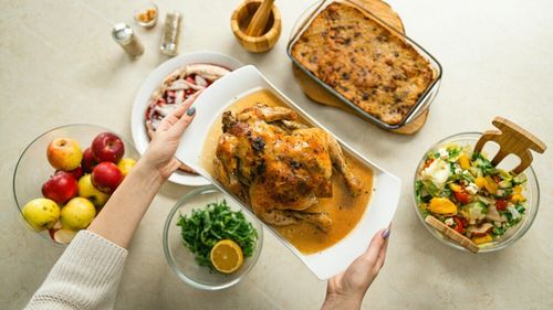 Idee de prânz delicios și festiv: Pui umplut cu fructe uscate, gutui și trahana / O rețetă rustică din Grecia care oferă o combinație inedită de arome dulci și sărate