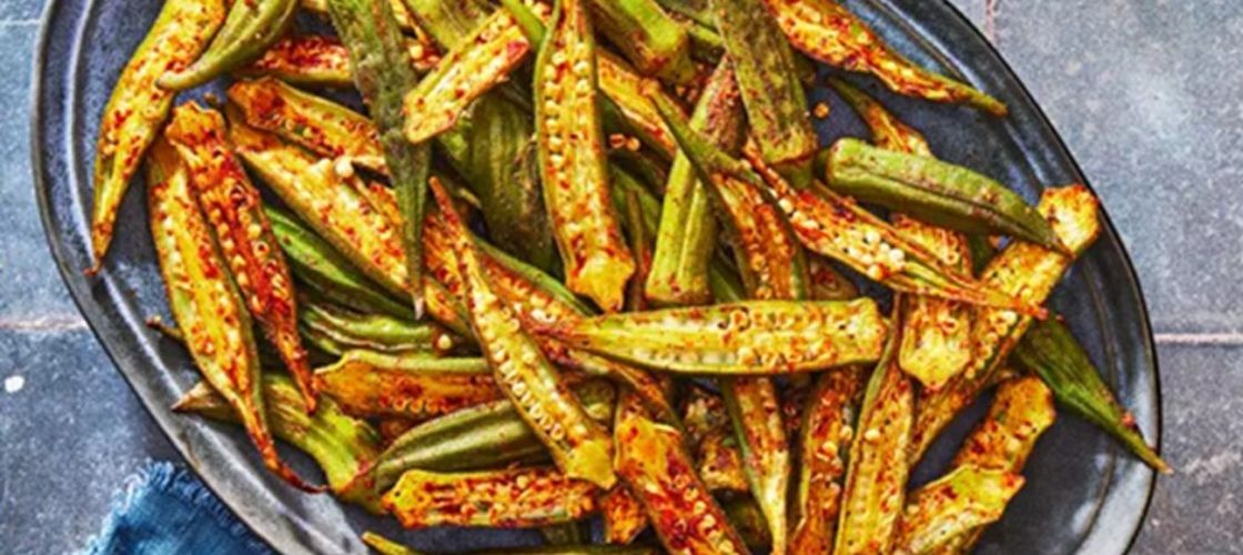Garnitură de vară din doar patru ingrediente / Rețeta simplă de bame coapte la cuptor care cucerește tot mai mulți gurmanzi