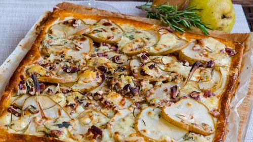 Un mic dejun rafinat: Foietaj cu pere, nuci și brânză brie