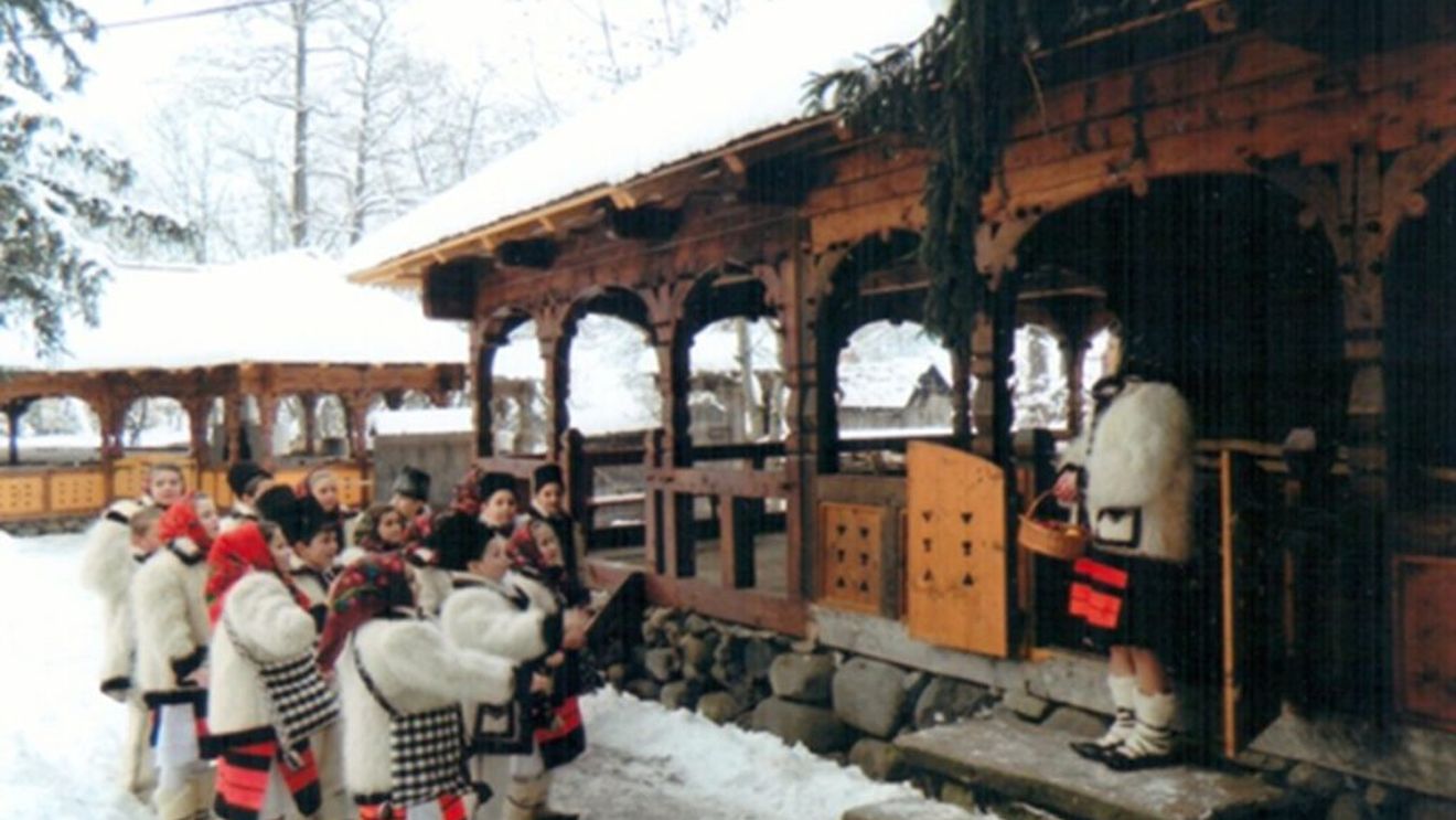 VIDEO | Boboteaza și tradițiile românești / Copiii merg cu „Chiraleisa” sau „Chiralexa-i” / Etnolog: „Gospodina le oferă daruri, aceleași care sunt oferite și colindătorilor: mere, nuci, colaci”