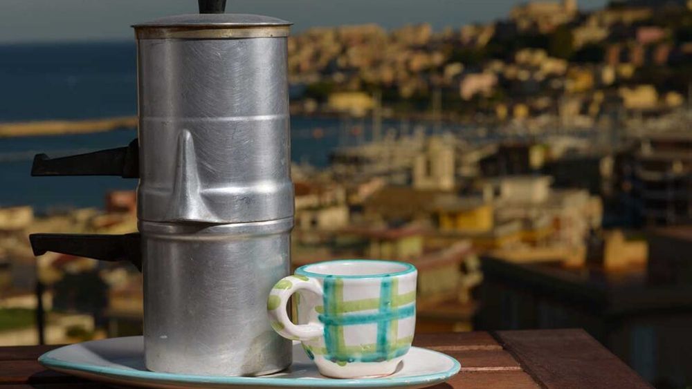 Ritualul cafelei la Napoli, preparată cu o cafetieră inventată în Franța dar adoptată definitiv de urmașii sirenei Partenope
