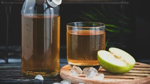 STUDIU Consumul de 1 lingură de oțet de mere în fiecare zi ajută la slăbit în cazul adulților mai tineri / Ce efecte secundare neplăcute ar putea să apară