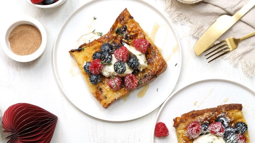 Idei de mic dejun în săptămâna de după Paște. Toast de cozonac și căpșuni, cu iaurt sau ricotta