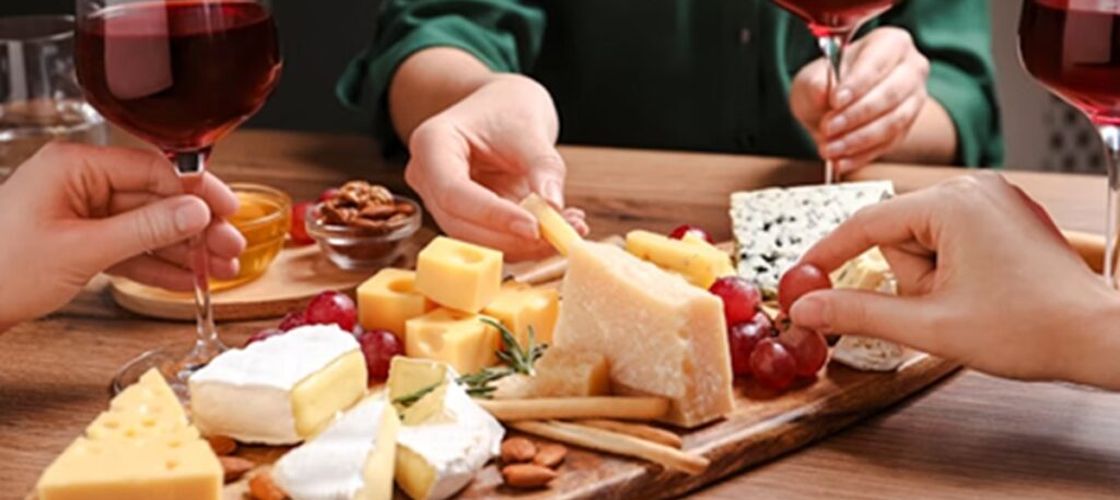 Ziua Națională a Franței | Primul muzeu al brânzei din Paris, locul care păstrează vie o meserie veche de sute de ani / Vizitatorii învață cum se face Camembert și degustă tradiția franceză