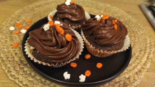 Două rețete de brioșe - clasică și fără zahăr și făină - numai bune pentru gustările de Halloween/ Decorează-le cu cremă de ciocolată și pune-le într-un ambient cât mai „de teroare”