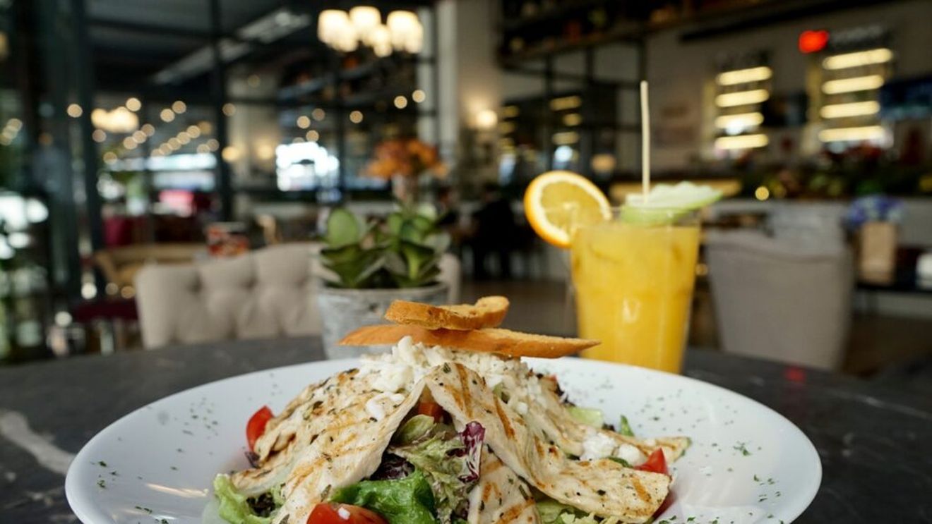 Salată Caesar cu sos de anșoa/Rețeta care îi asigură savoarea pentru care este cunoscut acest preparat