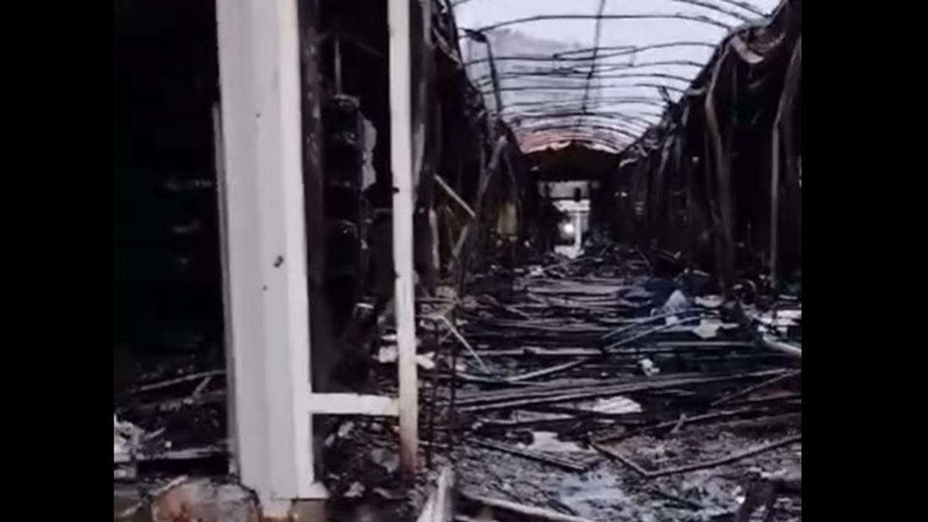 Piaţa Matache, afectată de un incendiu de amploare, rămâne deschisă, hala destinată vânzării de legume şi fructe fiind intactă, anunţă Primăria Sectorului 1 al Capitalei (VIDEO)