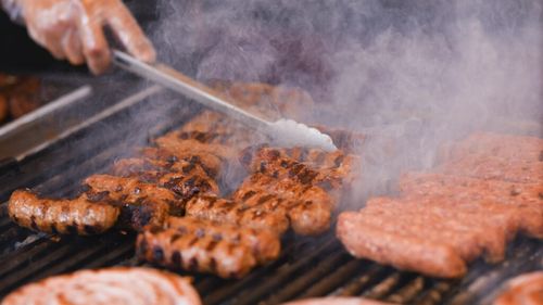 Cozi la mici și pastramă în Obor. Cât a costat meniul tradițional la festival