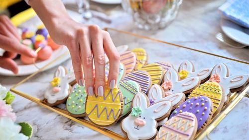 Ce comandă oamenii înainte de Paște la o cofetărie renumită din București: Prune îmbrăcate în ciocolată, iepurași și ouă din turtă dulce, dar și tradiționalele cornulețe cu magiun / Chec cu prune, nuci și rom - produsul îndrăzneț ales de unii clienți