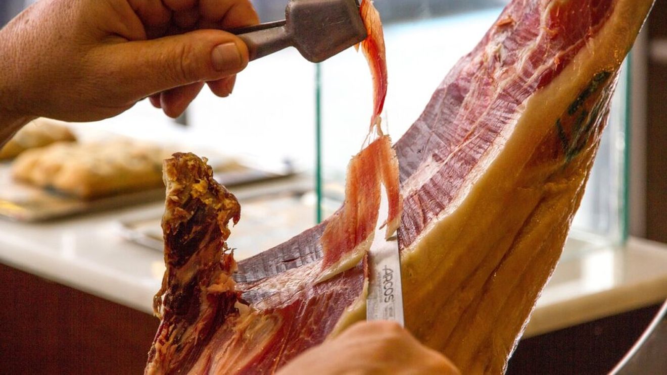 Totul despre jambonul francez. Cum se prepară, cum se consumă și care e diferența cu jamon serrano spaniol sau prosciutto italian