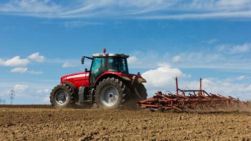 Parlamentul României dezbate o modificare legislativă care va facilita accesul fermierilor la conducerea tractoarelor/ Noile reglementări vor permite șoferilor cu permis categoria B, C, D și alte categorii superioare să opereze astfel de vehicule