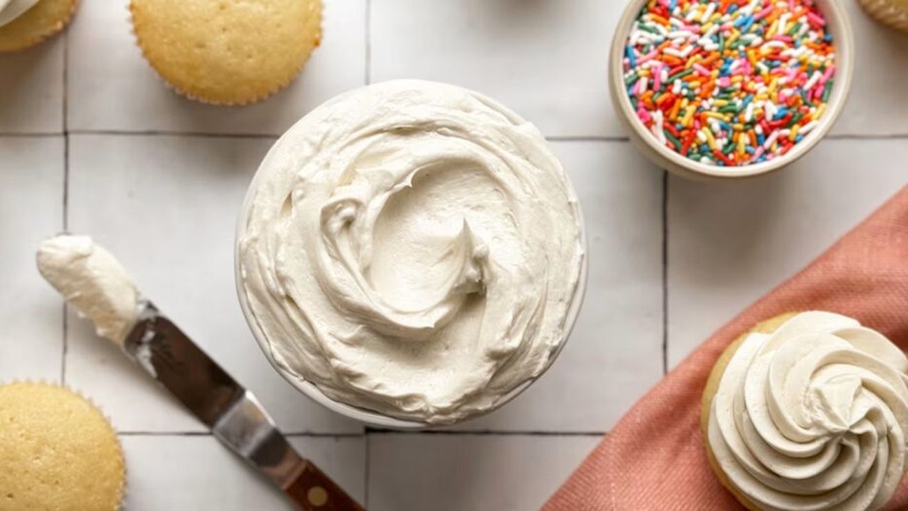 Ceva dulce | Crema de unt, numai bună de ornat brioșe, biscuiți sau pișcote/Bonus: rețetă rapidă de brioșe