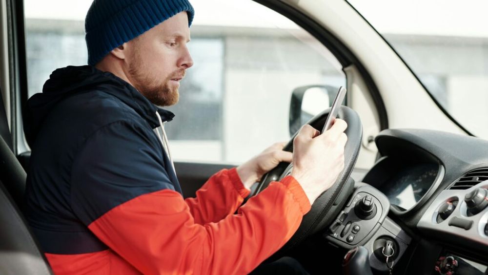 Bilanț în delivery: Supermarketurile au avut cea mai mare creștere, cu 180%  mai multe vânzări față de 2023. Topul produselor comandate este dominat de apă, sucuri, lapte, brânză și bere