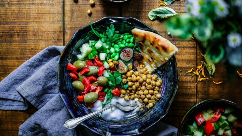 Un medic din Marea Britanie dezvăluie ce mănâncă la prânz pentru a se menține sănătos / Salata care te ajută să reduci „gustările nesănătoase”. Conține ceapă roșie, castraveți, roșii și năut