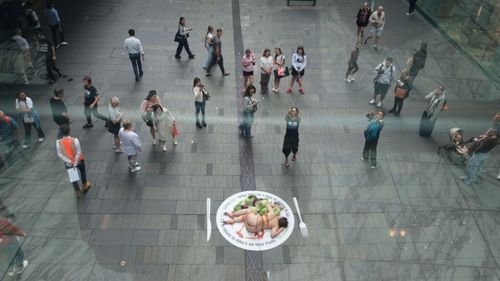 Protest inedit PETA în Sydney: Model expus pe o farfurie pentru a critica consumul de produse animale