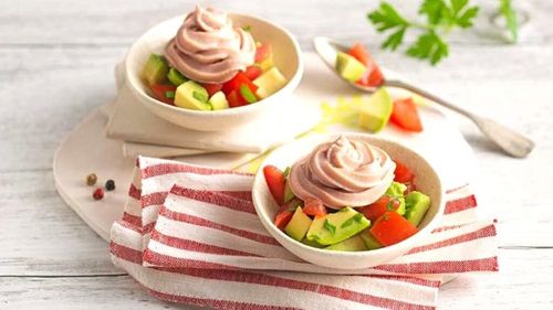 Platouri reci reinventate cu ton pentru Revelion. Fie că e mousse pentru tartine, fie în salate cu paste sau cartofi, fie roșii umplute, se pot prepara toate dinainte și ține la rece