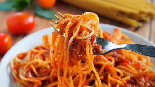 Pastele de vineri seara. Spaghetti cu sos de ardei și măsline negre, o rețetă rapidă de sezon care merge și cu paste scurte, gata într-un sfert de oră