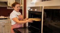 13 greșeli care pot strica mâncarea pregătită în cuptorul cu convecție / Temperatura și timpul trebuie adaptate