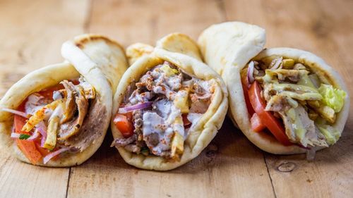 România, lider mondial la consumul de gyros, arată datele centralizate de o platformă de livrări. Un constănțean a comandat acest fel de mâncare de 170 de ori în ultimul an